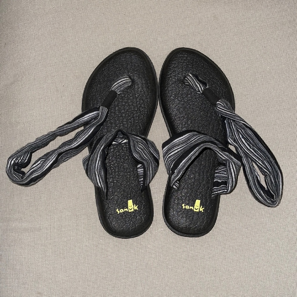 Like New Sanuk Black Sz 1-2 Kid Yoga Foam Cushion Gray Thong Wrap Sandal